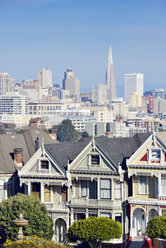 USA, Kalifornien, San Francisco, Viktorianische Häuser am Alamo Square vor der Skyline - BRF000690