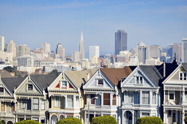 USA, Kalifornien, San Francisco, Viktorianische Häuser am Alamo Square vor der Skyline - BRF000691