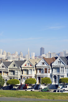 USA, Kalifornien, San Francisco, Viktorianische Häuser am Alamo Square vor der Skyline - BRF000693