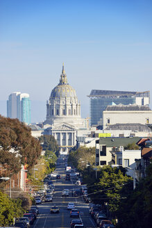 USA, Kalifornien, San Francisco, Blick entlang der Fulton Street zum Rathaus von San Francisco - BRF000695