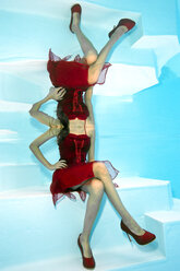 Mädchen im roten Kleid unter Wasser - YRF000058