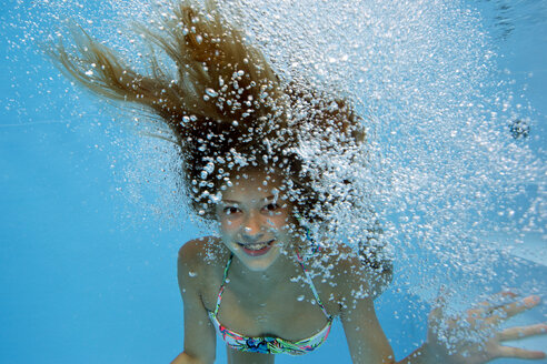 Mädchen unter Wasser in einem Schwall von Blasen - YRF000052