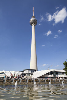 Deutschland, Berlin, Blick auf den Fernsehturm am Alexanderplatz mit Springbrunnen im Vordergrund - WIF001000