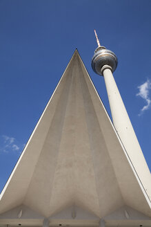 Deutschland, Berlin, Blick auf den Fernsehturm am Alexanderplatz - WIF001001