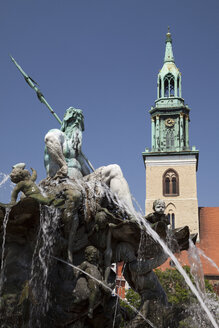 Deutschland, Berlin, Blick auf die Marienkirche am Alexanderplatz mit der Skulptur des Neptunbrunnens im Vordergrund - WIF001002