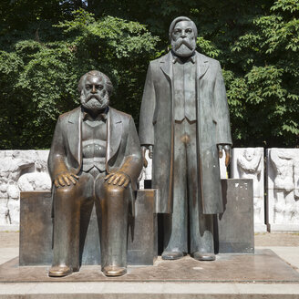 Deutschland, Berlin, Blick auf das Marx-Engels-Denkmal - WIF001004