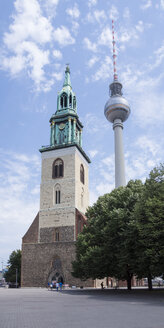 Deutschland, Berlin, Blick auf die Marienkirche und den Fernsehturm am Alexanderplatz - WIF001005