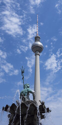 Deutschland, Berlin, Blick auf den Fernsehturm am Alexanderplatz mit der Skulptur des Neptunbrunnens im Vordergrund - WIF001006