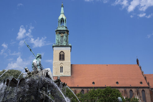 Deutschland, Berlin, Blick auf die Marienkirche am Alexanderplatz mit der Skulptur des Neptunbrunnens im Vordergrund - WIF001007