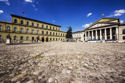 Deutschland, Bayern, München, Verwaltungsgebäude der Residenz München, Schatzkammer und Nationaltheater - THAF000595