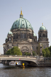 Deutschland, Berlin, Blick auf den Berliner Dom mit der Spree im Vordergund - WI001008