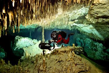 Mexico, Yucatan, cave diver - YRF000057