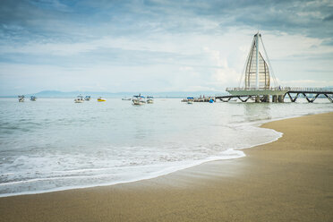 Mexiko, Jalisco, Puerto Vallarta, Blick auf den Strand Los Muertos mit Pier und Fischerbooten - ABAF001460