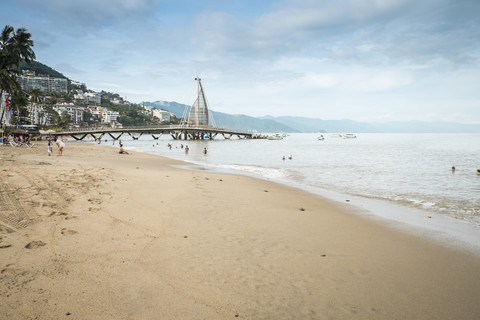 Mexiko, Jalisco, Puerto Vallarta, Blick auf den Strand Los Muertos, lizenzfreies Stockfoto