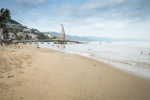 Mexiko, Jalisco, Puerto Vallarta, Blick auf den Strand Los Muertos - ABAF001463