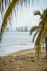 Mexiko, Jalisco, Puerto Vallarta, Blick von der Banderas Bay auf die Hotelzone - ABAF001466