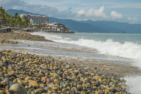 Mexiko, Jalisco, Puerto Vallarta, Blick auf die Banderas Bay mit Malecon im Hintergrund - ABAF001468