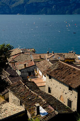 Italy, Veneto, Brenzone, Marniga di Brenzone, Kite surfer on Lake Garda - LVF001822