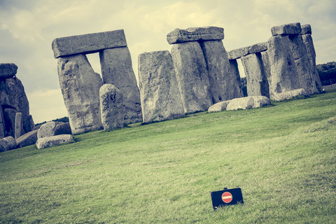 Vereinigtes Königreich, England, Wiltshire, Stonehenge, Schild keep off, lizenzfreies Stockfoto