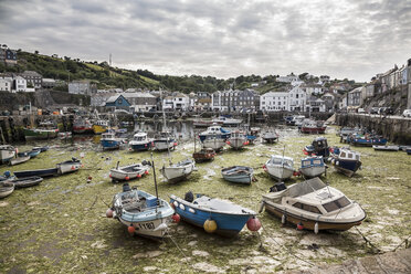 Großbritannien, England, Cornwall, Mevagissey, Hafen, Boote bei Ebbe - DISF001014