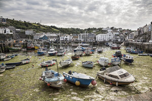 Großbritannien, England, Cornwall, Mevagissey, Harbour, boats at low tide - DISF001014