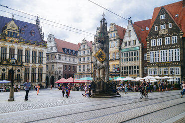Deutschland, Bremen, Roland-Statue auf dem Marktplatz - KRPF001095