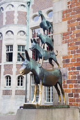 Germany, Bremen, statue of Town Musicians of Bremen at the town hall - KRP001097