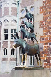 Deutschland, Bremen, Statue der Bremer Stadtmusikanten am Rathaus - KRP001097