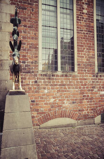 Deutschland, Bremen, Statue der Bremer Stadtmusikanten am Rathaus - KRPF001099