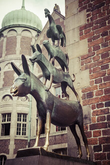 Deutschland, Bremen, Statue der Bremer Stadtmusikanten am Rathaus - KRPF001100