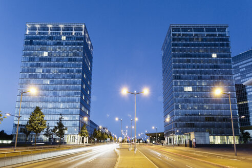 Luxemburg, Luxemburg-Stadt, Porte de l'Europe bei Nacht - MSF004193