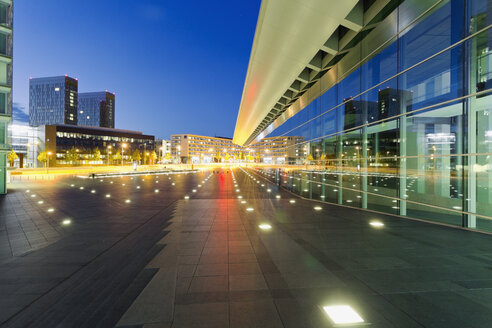 Luxemburg, Luxemburg-Stadt, Moderne Gebäude am Place de l'Europe bei Nacht - MSF004194