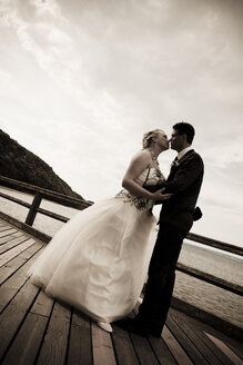Küssendes Brautpaar vor der Ostsee - MABF000237