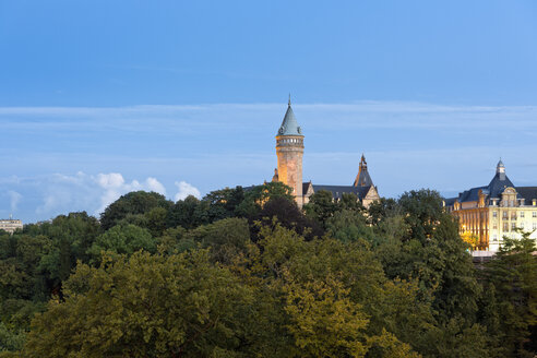 Luxemburg, Luxemburg-Stadt, Musee de la Banque, Turm am Morgen - MSF004248