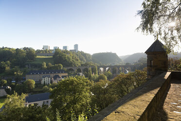 Luxemburg, Luxemburg-Stadt, Blick von Vauban, Festung Luxemburg über das Pfaffenthal und den Stadtteil Kirchberg - MS004251