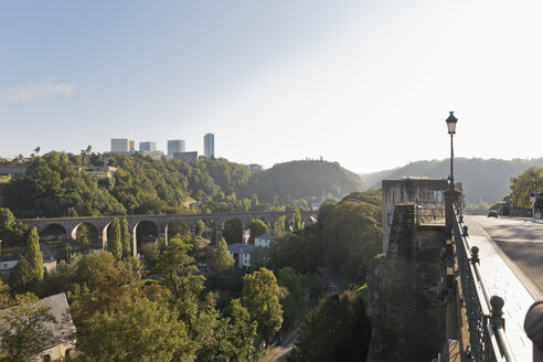 Luxembourg, Luxembourg City, View from rue de Clausen Rocher du Bock to Passerelle bridge over Pfaffenthal valley and the district Kirchberg - MSF004252