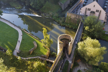 Luxemburg, Luxemburg-Stadt, Blick von den Kasematten, Bockfelsen am Fluss Alzette und Teil der Ruine Lucilinburhuc - MSF004206