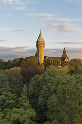 Luxemburg, Luxemburg-Stadt, Blick über das Petruss-Tal auf den Turm des Musee de la Banque im Abendlicht - MSF004207