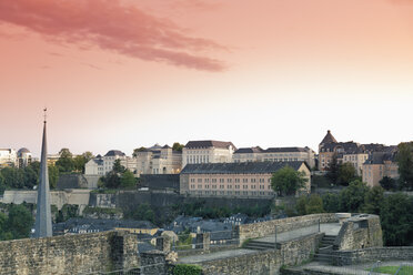 Luxemburg, Luxemburg-Stadt, Blick von den Kasematten, Schloss Lucilinburhuc, auf das Kloster Neumünster und die Stadt im Abendlicht - MSF004208