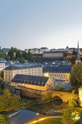 Luxemburg, Luxemburg Stadt, Grund, Blick von den Casemates du Bock auf das Kloster Neumünster an der Alzette am Abend - MSF004211