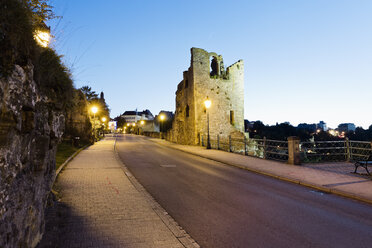 Luxemburg, Luxemburg-Stadt, Straße oberhalb der Kasematten am Abend - MSF004212