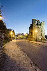 Luxemburg, Luxemburg-Stadt, Straße oberhalb der Kasematten am Abend - MSF004213