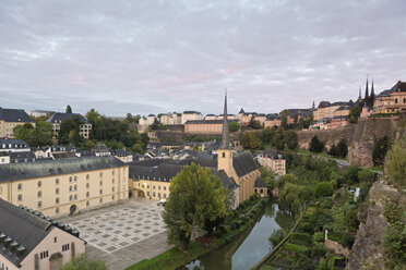 Luxemburg, Luxemburg-Stadt, Blick von den Casemates du Bock, Schloss Lucilinburhuc auf die Benediktinerabtei Neumünster und die Kirche St. Johannes an der Alzette - MS004214