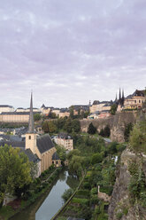 Luxemburg, Luxemburg-Stadt, Blick von den Casemates du Bock, Schloss Lucilinburhuc auf die Benediktinerabtei Neumünster und die Kirche St. Johannes an der Alzette - MS004215