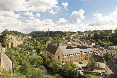 Luxemburg, Luxemburg-Stadt, Blick auf die Benediktinerabtei Neumünster und St. Johannes Kirche, Kasematten links - MSF004221
