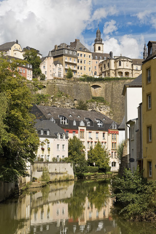 Luxemburg, Luxemburg-Stadt, Fluss Alzette im Stadtviertel Grund, lizenzfreies Stockfoto