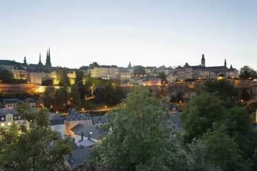 Luxemburg, Luxemburg-Stadt, Blick auf den Stadtteil Grund in Luxemburg-Stadt, im Hintergrund die Kathedrale Notre-Dame und die Kirche St. Michael, Abendlicht - MSF004230