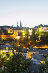 Luxemburg, Luxemburg-Stadt, Blick auf den Stadtteil Grund, im Hintergrund die Kathedrale Notre-Dame, Abendlicht - MSF004253