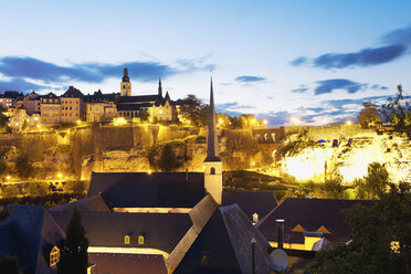 Luxembourg, Luxembourg City, View to the city district Grund and the cloister, Saint Michael's Church in the background, evening light - MSF004255