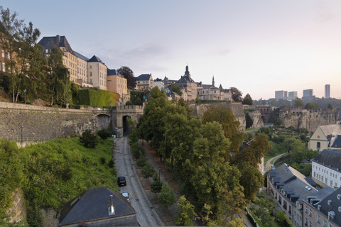 Luxemburg, Luxemburg-Stadt, Blick von der Corniche auf den Stadtteil Grund, Altstadt und Kirchberg im Hintergrund rechts, Morgenlicht, lizenzfreies Stockfoto